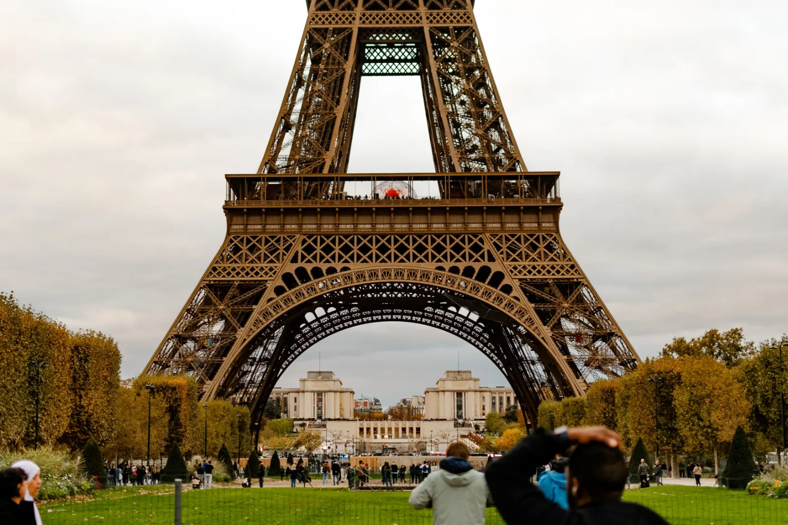 la Torre Eiffel vista desde el Trocadéro al atardecer