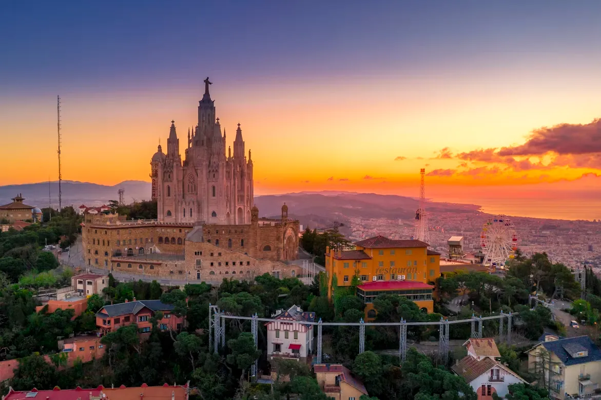 Las torres de la Sagrada Família de Gaudí bajo un cielo despejado en Barcelona