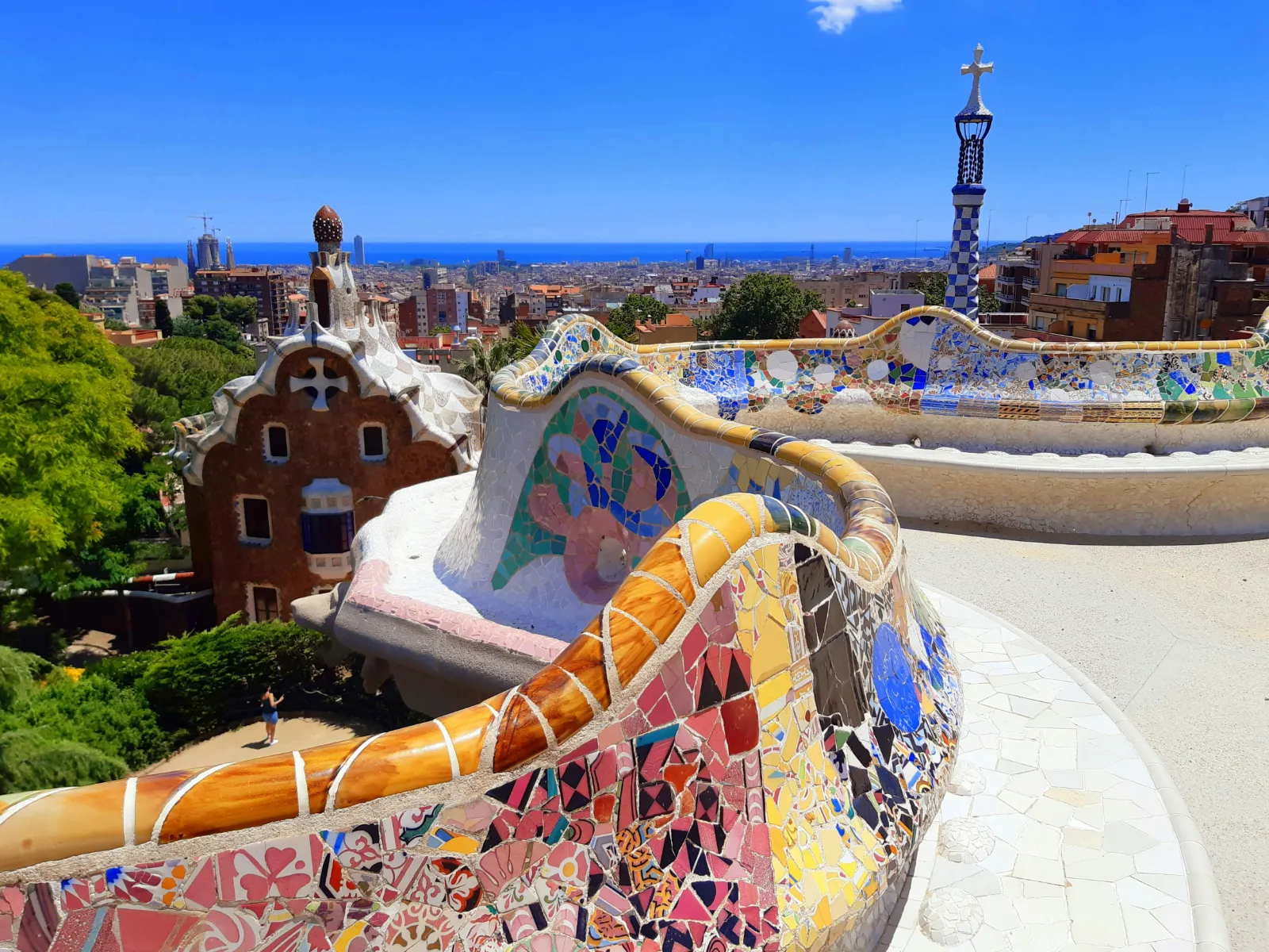 mosaicos de colores de Park Güell con la ciudad de fondo
