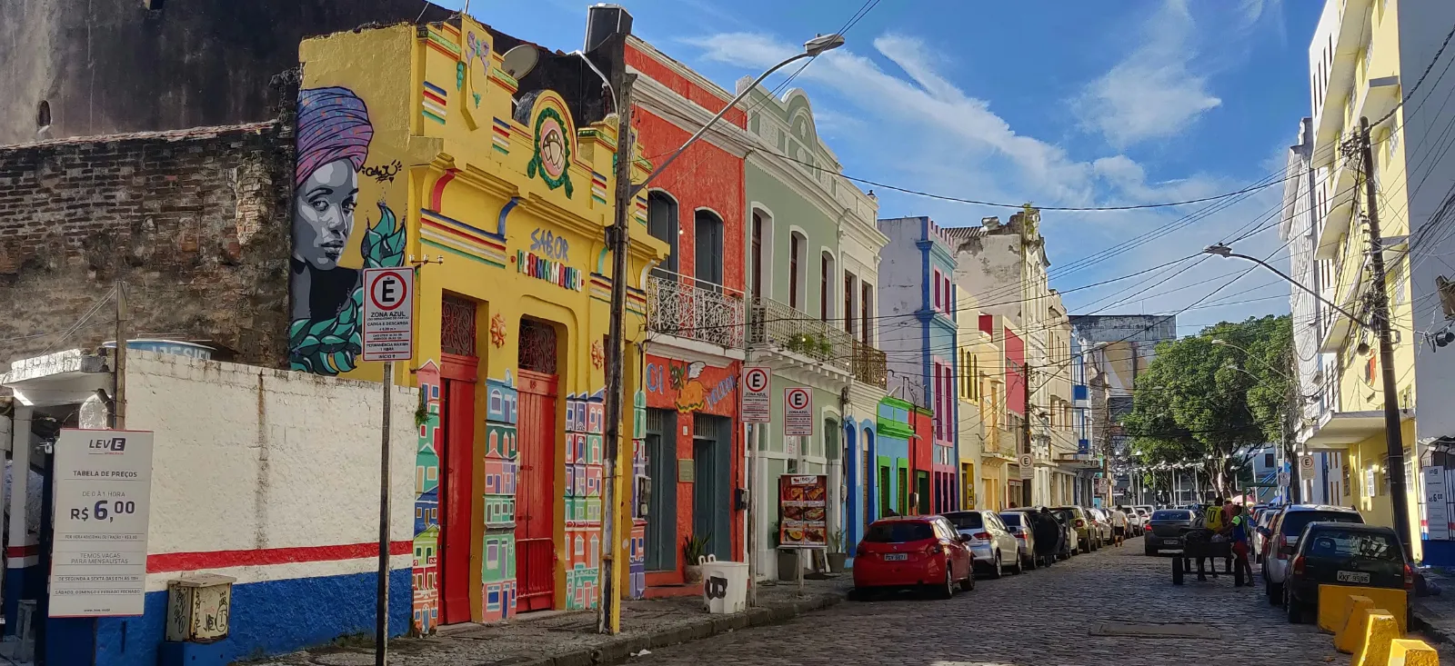 Marco Zero do Recife com a rosa dos ventos no piso e a orla do Recife Antigo ao fundo